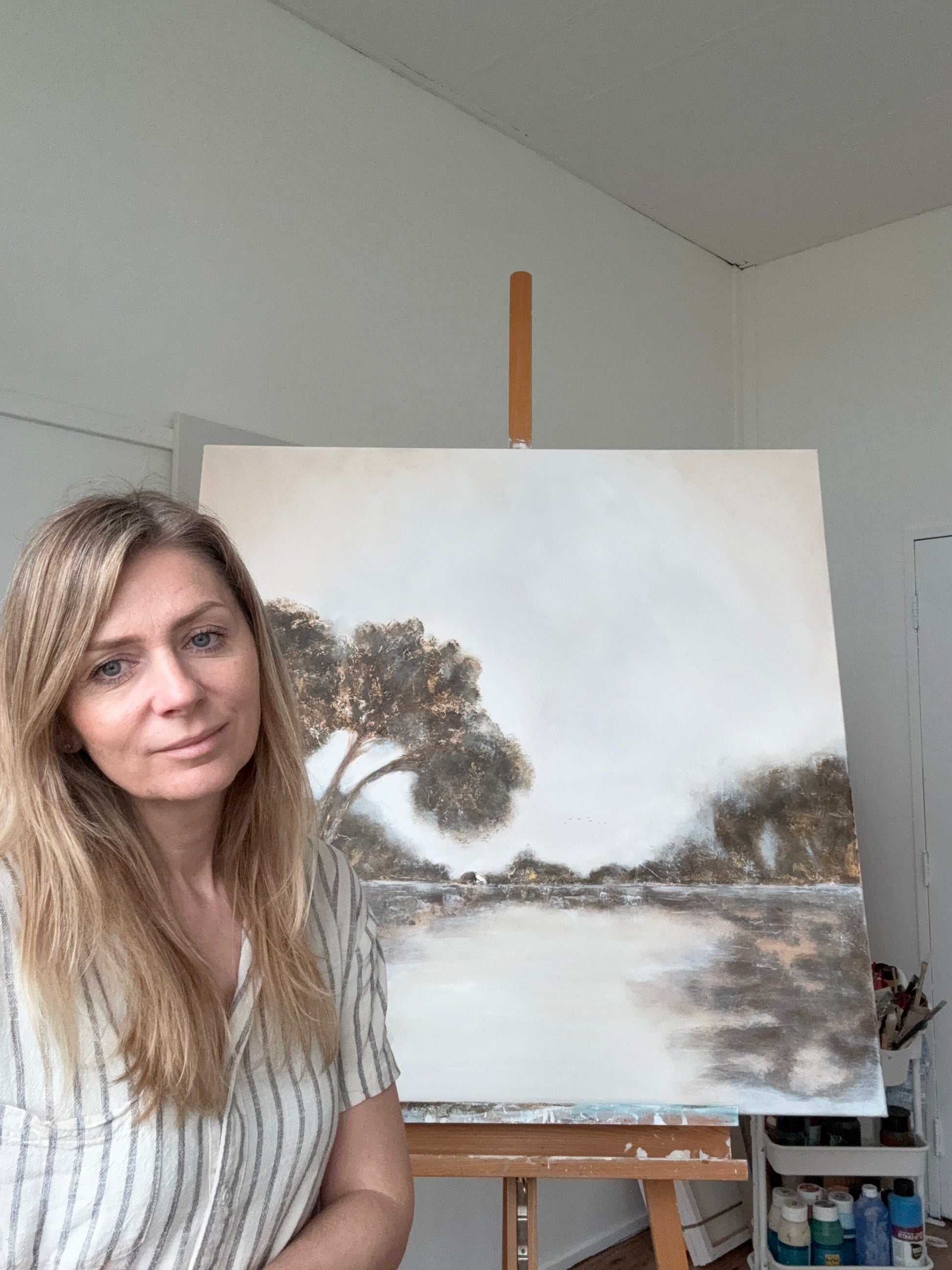 Künstlerin Merima Besic-Krüger beim Malen ihres abstrakten Acrylgemäldes A Place to Pause