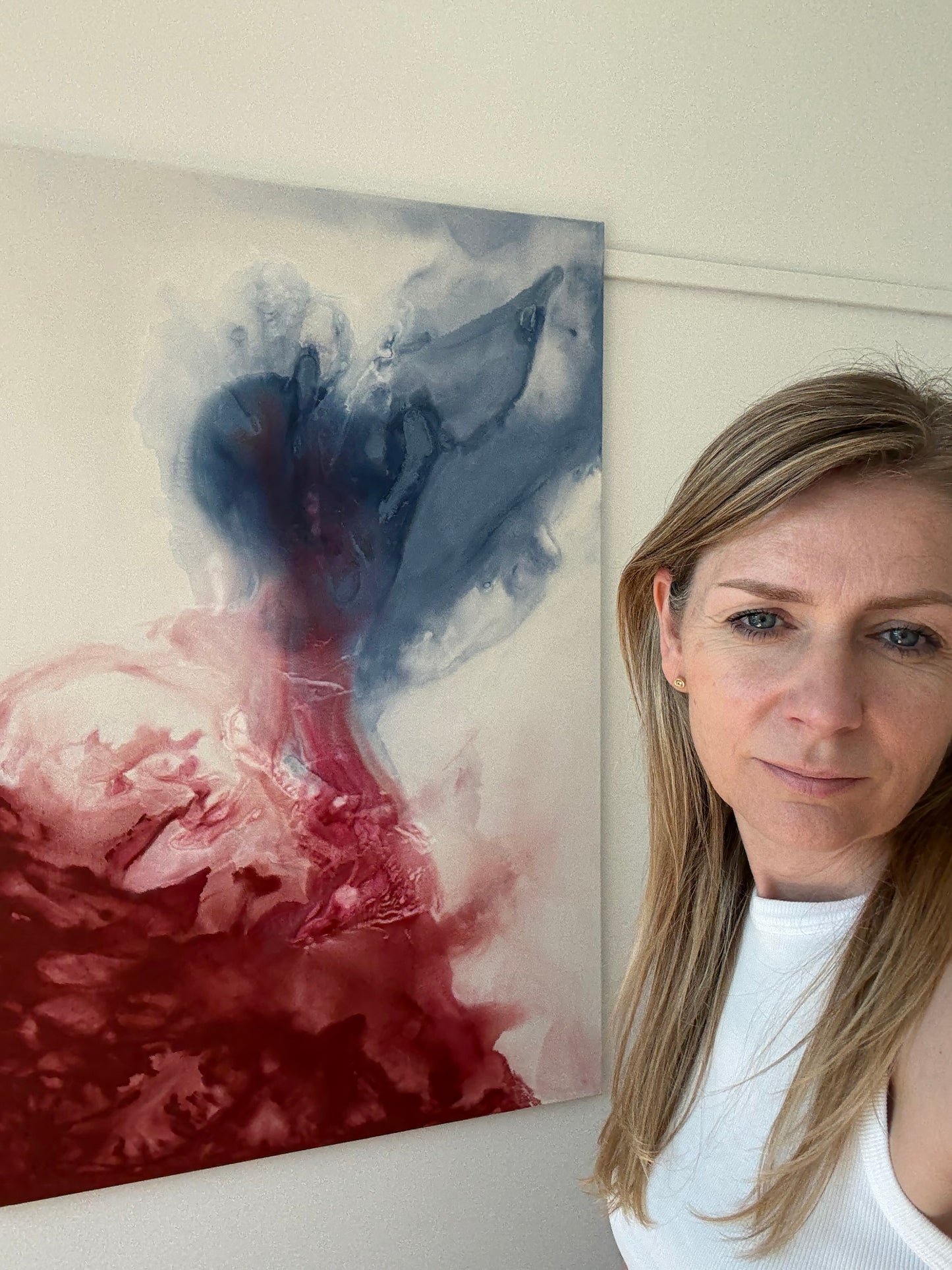 Künstlerin Merima Besic-Krüger mit ihrem abstrakten Acrylgemälde Deep Encounter im Atelier