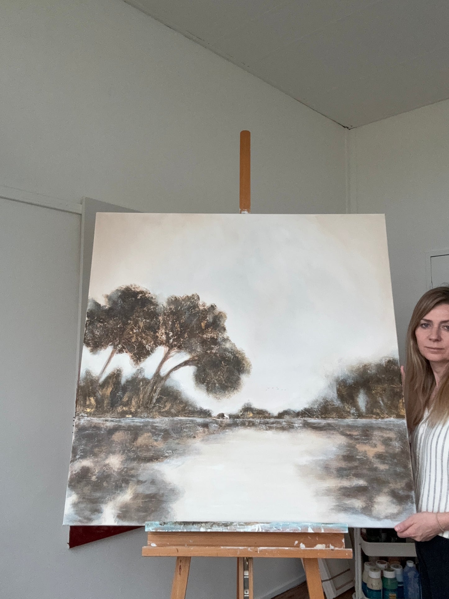 A Place to Pause – Merima Besic-Krüger hält ihr abstraktes Acrylgemälde im Atelier
