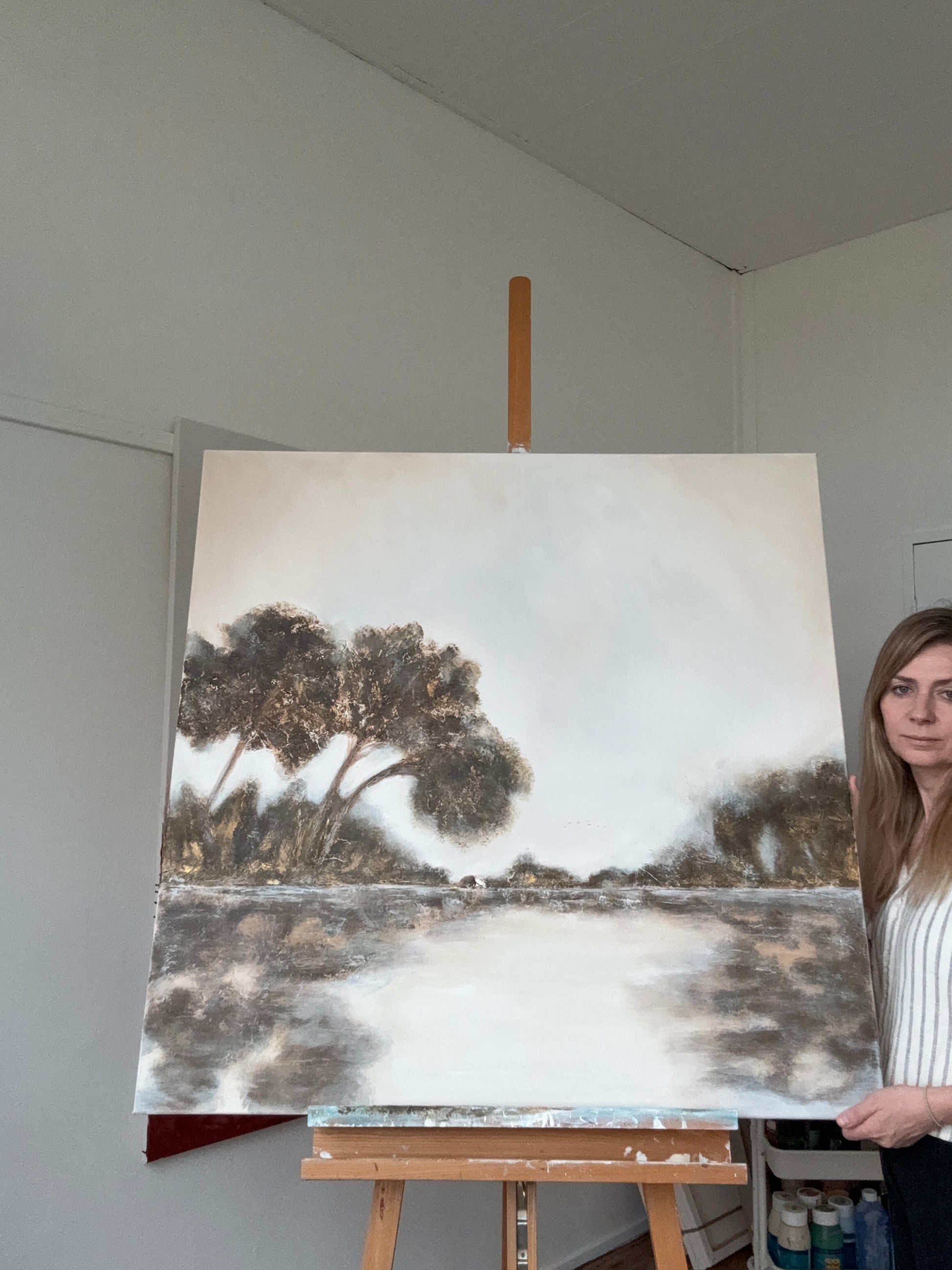 A Place to Pause – Merima Besic-Krüger hält ihr abstraktes Acrylgemälde im Atelier
