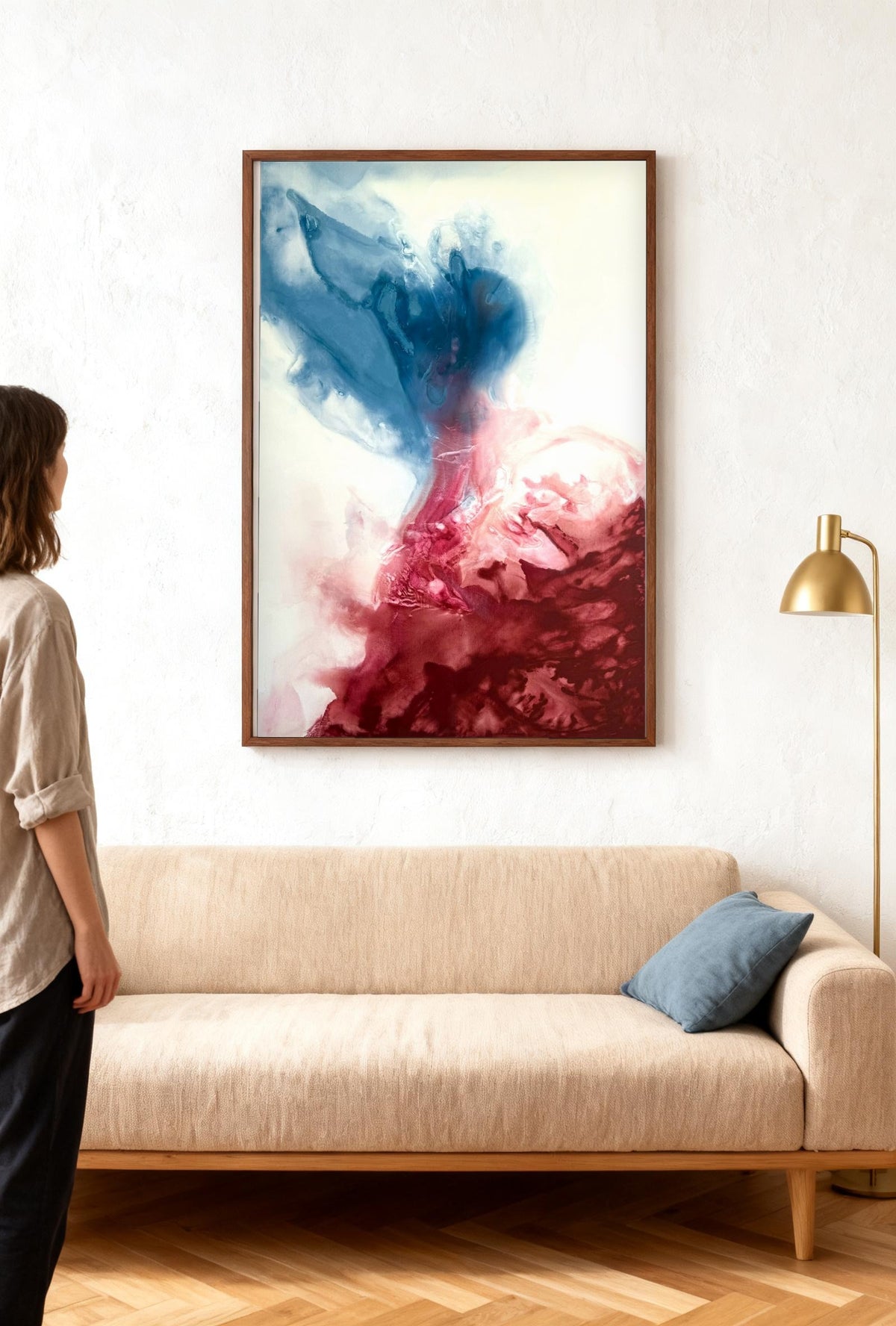 Deep Encounter – abstraktes Gemälde im Wohnzimmer über dem Sofa, Betrachterin vor dem Werk