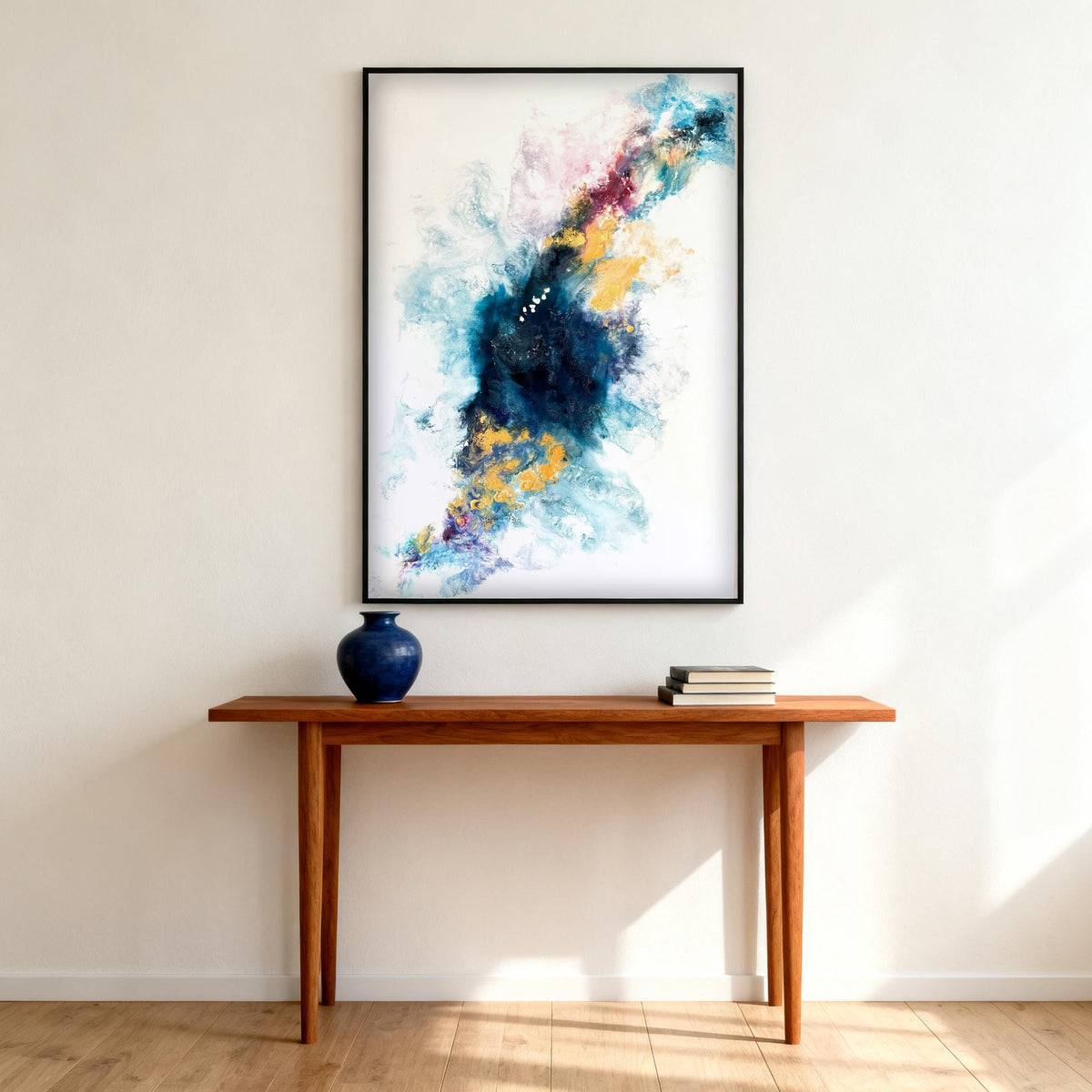 Golden Horizon – Gemälde über einer Holzkonsole mit blauer Vase, Raumansicht