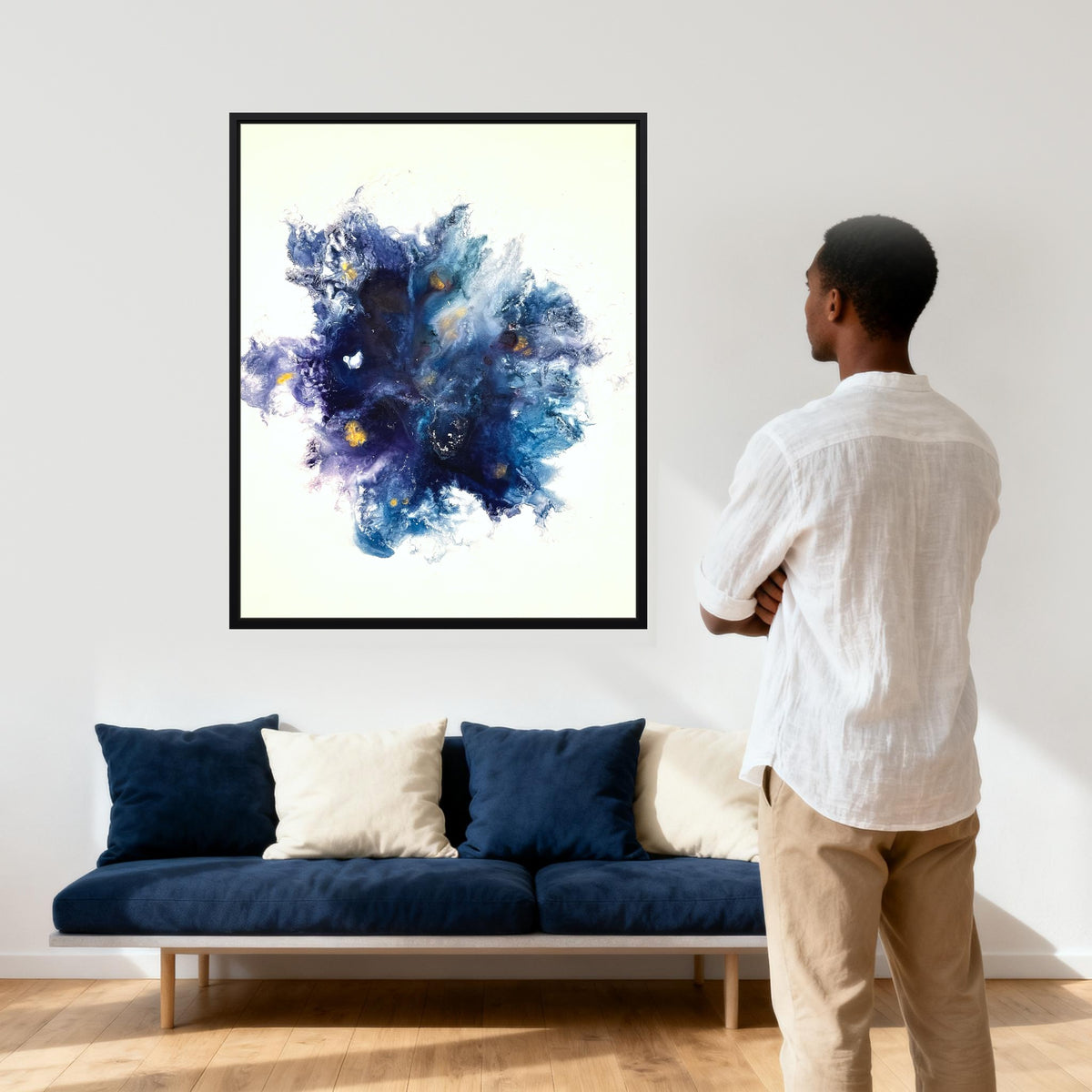 Hortensia Magic im Wohnzimmer über Sofa mit marineblauen Kissen, Betrachter mit verschränkten Armen