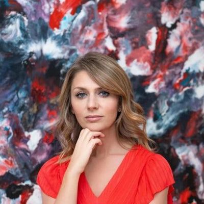 Merima Besic-Krüger in front of one of her paintings