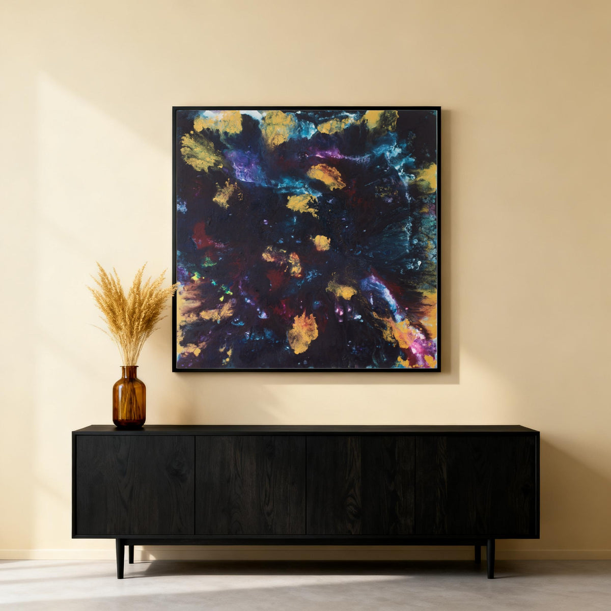 Storm über schwarzem Eichen-Sideboard mit Bernsteinglas-Vase und goldenen Gräsern