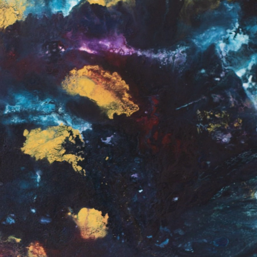 Storm – Detailaufnahme der Struktur mit Gold-, Blau- und Violetttönen auf Schwarz