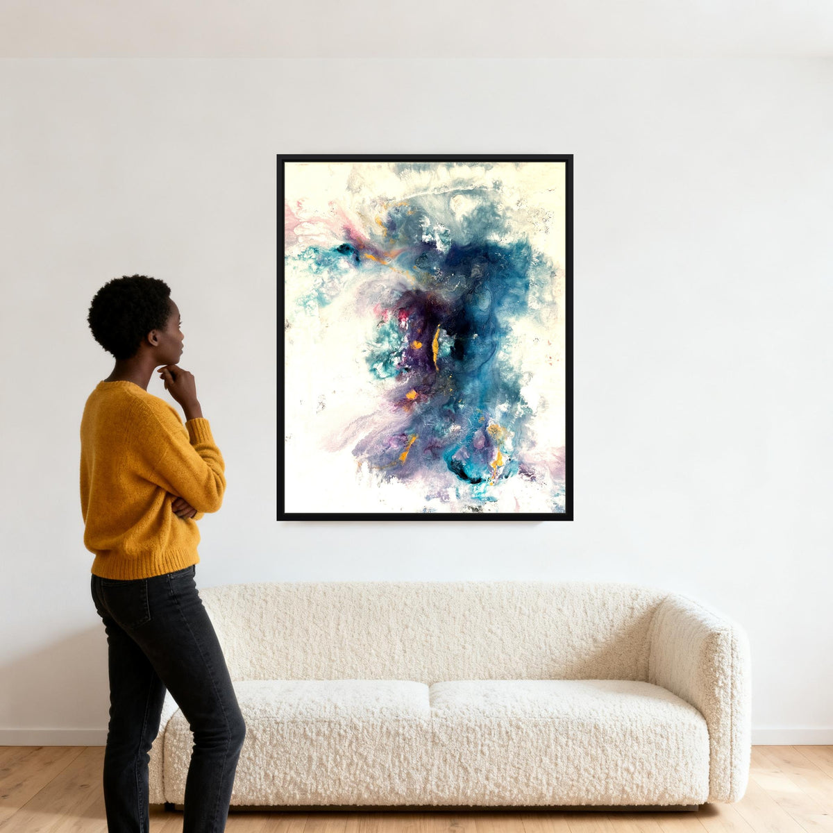 Symphony of Abstraction im hellen Wohnzimmer über cremefarbenem Sofa, Betrachterin studiert das Bild