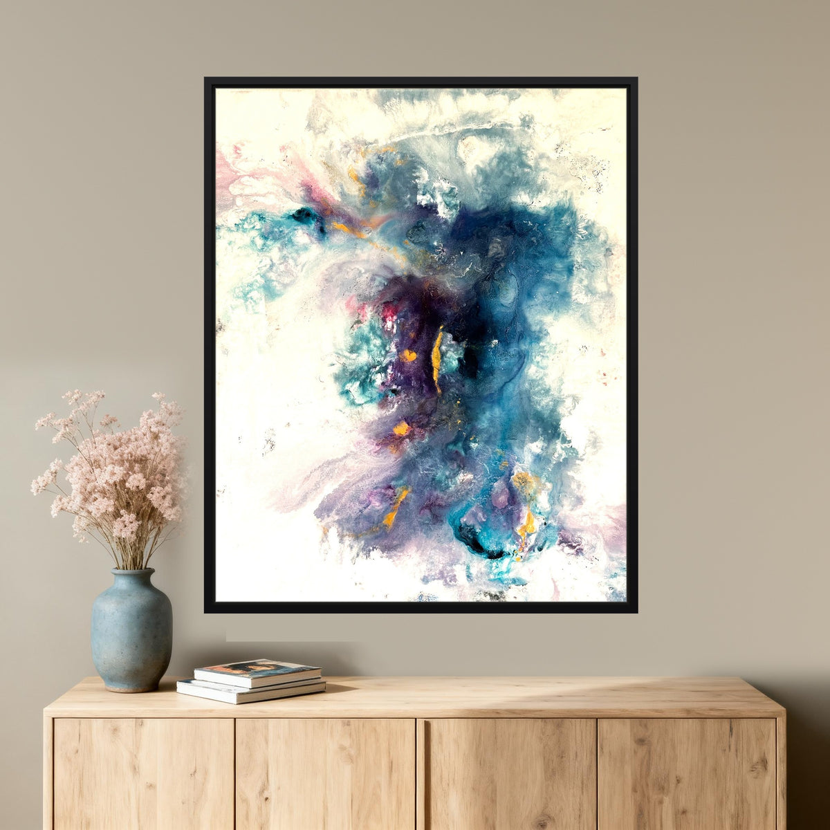 Symphony of Abstraction über hellem Eichen-Sideboard mit Vase und Trockenblumen